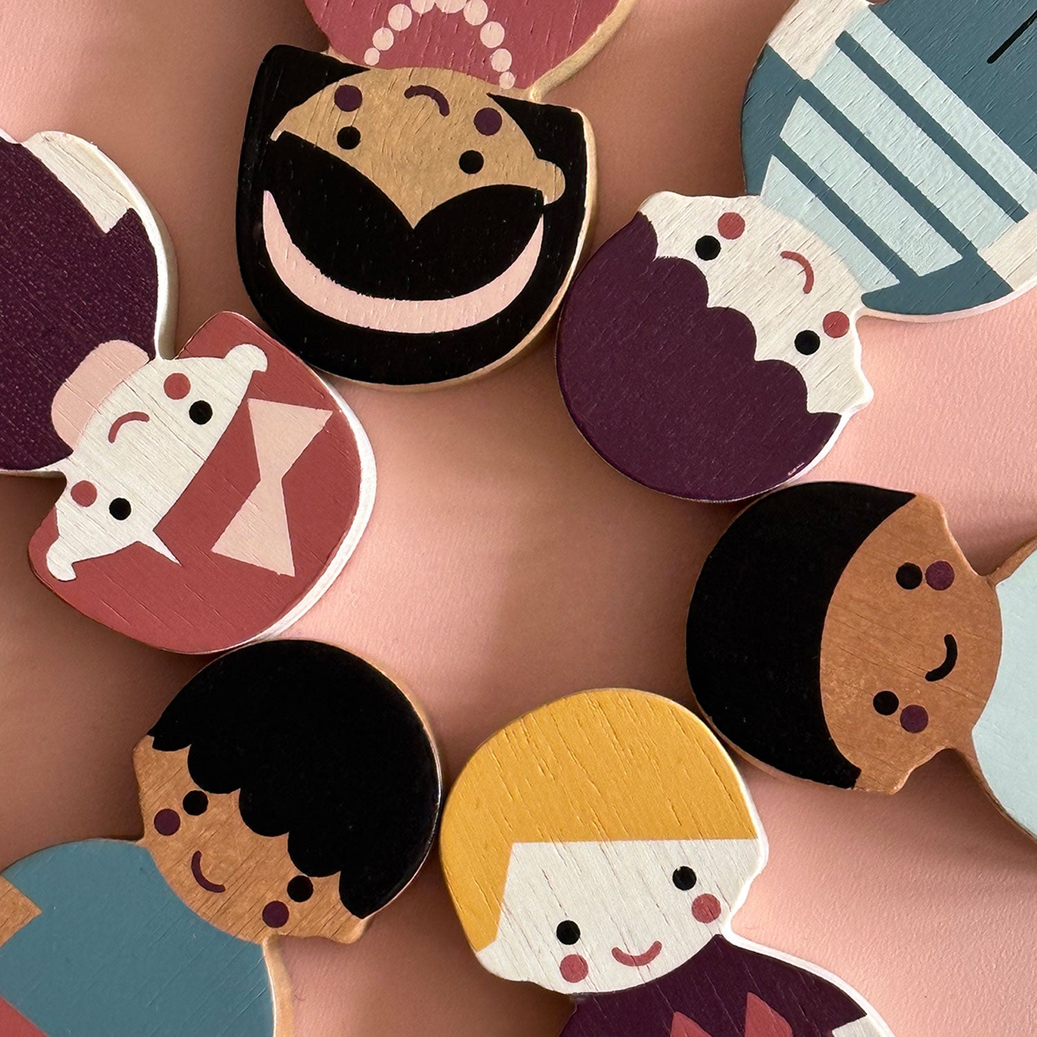 mentari de mensen die het laten gebeuren foto zes houten poppen liggen in een cirkel hoofd tegen hoofd